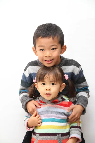 Japanese brother and sister (7 years old boy and 2 years old girl) — стоковое фото