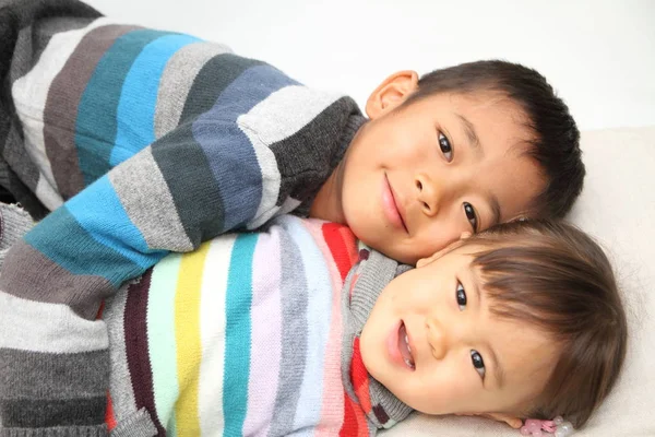 Japanese brother and sister (7 years old boy and 2 years old girl) — стоковое фото