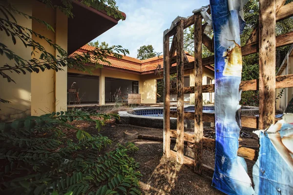 Заброшенный курорт Villa — стоковое фото