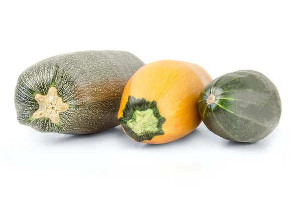 Цуккини овощи, желтого и зеленого цвета на белом фоне — стоковое фото