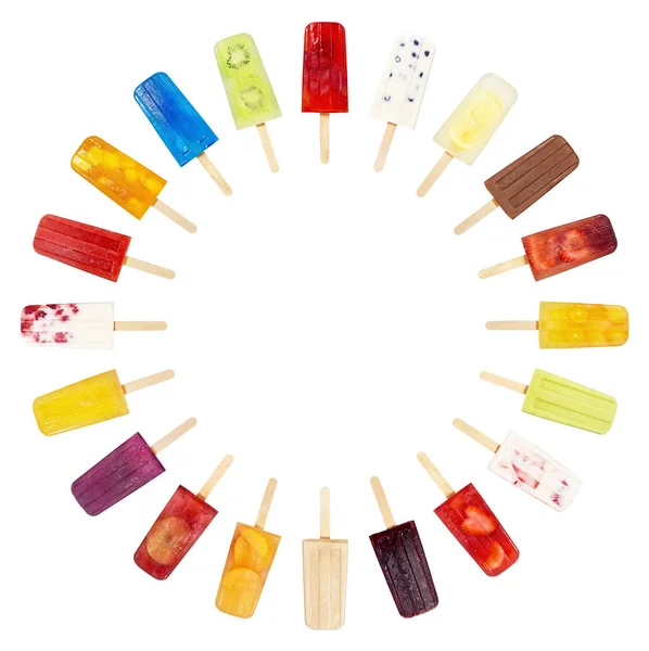 20 ароматов Popsicles в кругу на белом фоне — стоковое фото