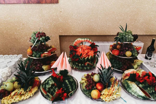Различные виды фруктов на свадебный стол — стоковое фото