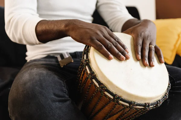Музыкант играет барабан — стоковое фото