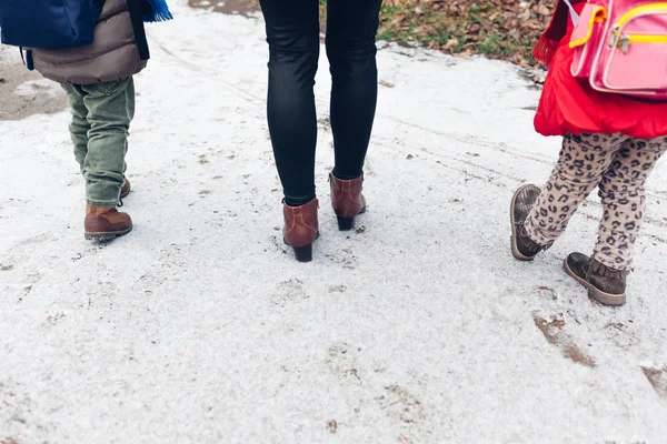 Мать и дети ходить на первое утро снег — стоковое фото