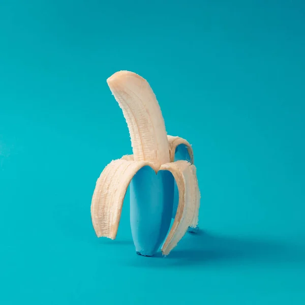 Окрашенные голубой очищенный банан — стоковое фото