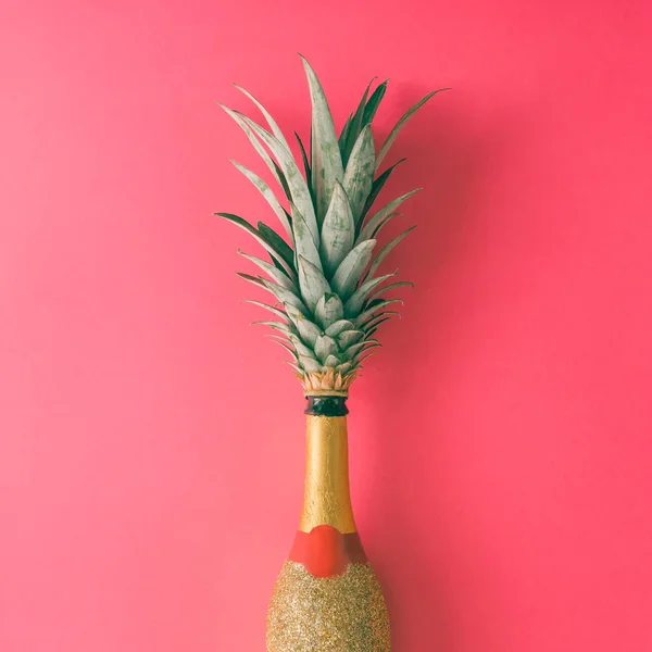Бутылку шампанского с Ананас листьев — стоковое фото
