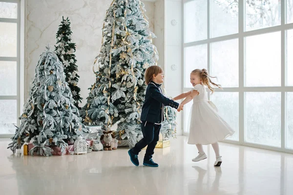 Девочка с мальчиком, держась за руки и танцы — стоковое фото