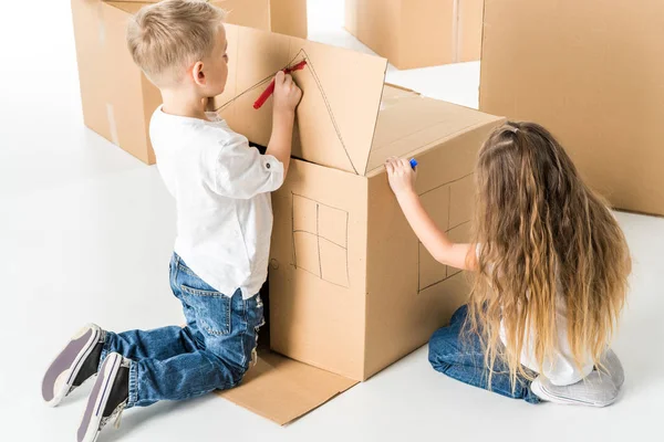 Детский рисунок на картонной коробке — стоковое фото