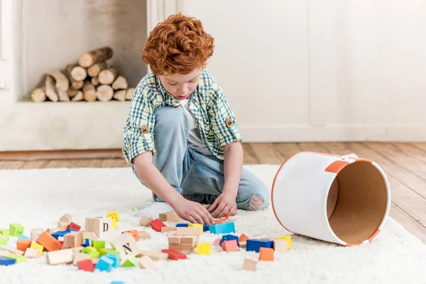 Маленький мальчик, играющий с игрушками — стоковое фото