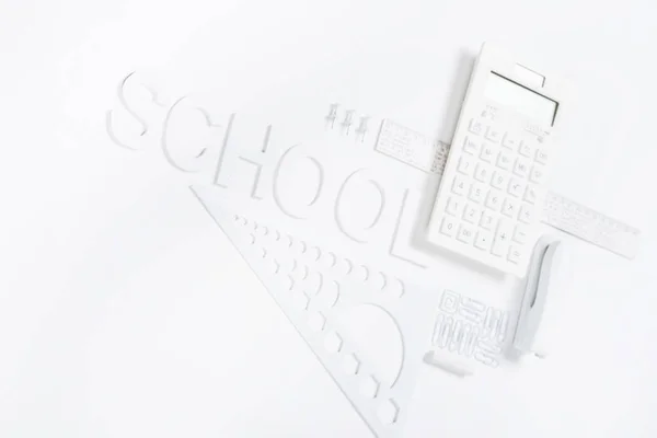 Калькулятор с линейками и степлером с компасом — стоковое фото