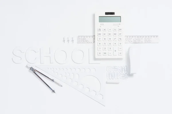 Калькулятор с линейками и степлером с компасом — стоковое фото