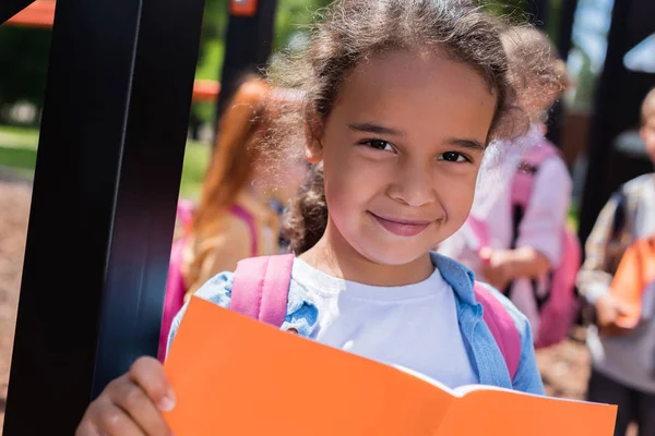 Афро-американских детей с книгой — стоковое фото