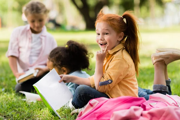 Дети, читать книги в парке — стоковое фото