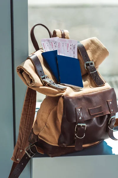Рюкзак, паспорта и билеты — стоковое фото