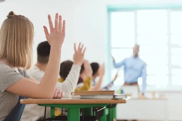 Учащихся Средней Школы Поднимая Руки Ответить Вопрос Учителя — стоковое фото