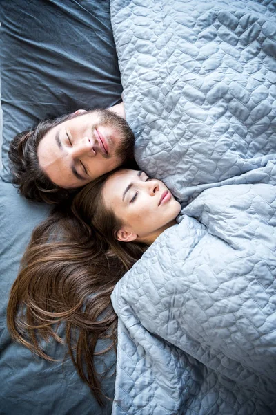 Мужчина и женщина спят — стоковое фото