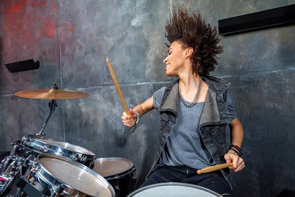 Женщина, играющая на барабанах — стоковое фото