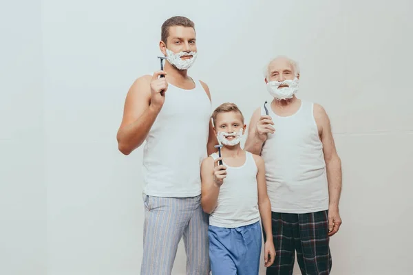 Отец, сын и дедушка позирует с бритвы — стоковое фото
