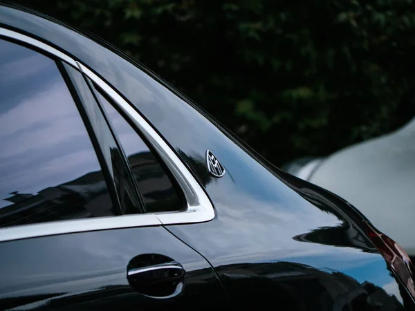 Эмблема Maybach Mercedes логотип на кузова автомобиля — стоковое фото