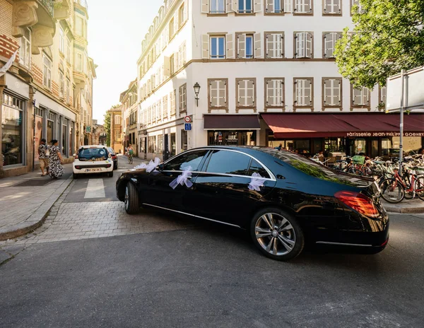 Luxury wedding Mercedes Benz limousine in city — стоковое фото