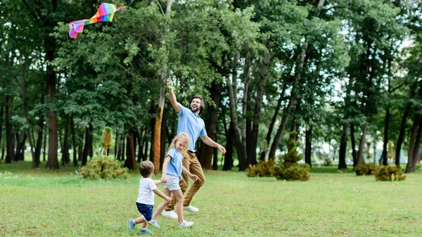 Side View Handsome Father Kids Playing Kite Park — стоковое фото