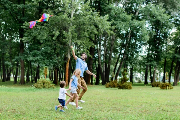 Side View Happy Father Kids Playing Kite Park — стоковое фото