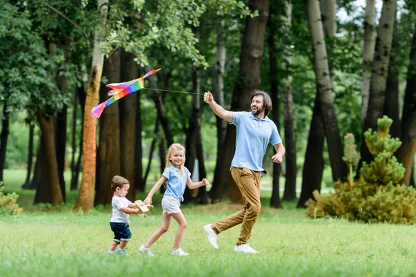 Side View Happy Father Kids Playing Kite Park — стоковое фото