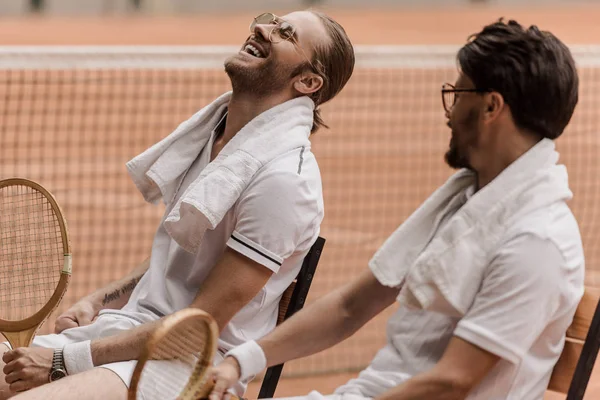 Smiling Retro Styled Tennis Players Sitting Chairs Towels Rackets Tennis — стоковое фото