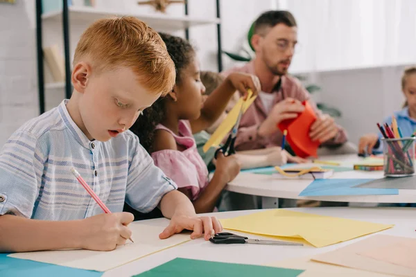 Selective Focus Teacher Multiracial Preschoolers Colorful Papers Making Paper Applique — стоковое фото