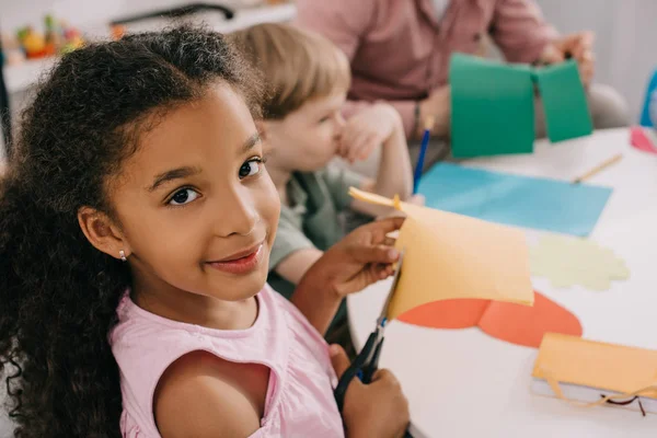 Selective Focus Multiethnic Preschoolers Cutting Colorful Papers Scissors Classroom — стоковое фото