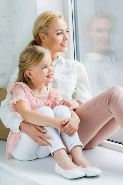 Красивые Счастливые Матери Дочери Вместе Сидел Подоконнике Глядя Окна — стоковое фото
