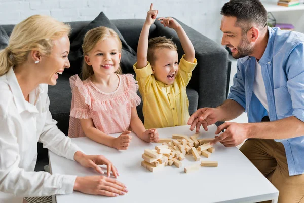 Счастливая Семья Играя Деревянными Блоками Дому — стоковое фото