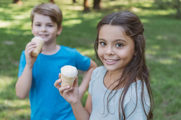 Adorable Happy Kids Eating Ice Cream Looking Camera Park — стоковое фото
