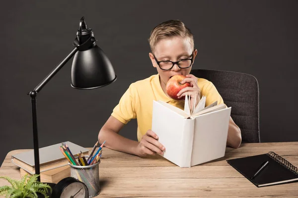 Серьезные Школьника Очки Читать Книги Питания Apple Столом Цветные Карандаши — стоковое фото