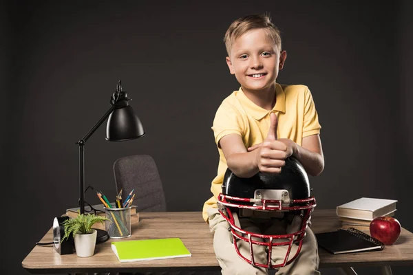 Счастливый Школьник Холдинг Американский Футбольный Шлем Делают Большой Палец Вверх — стоковое фото