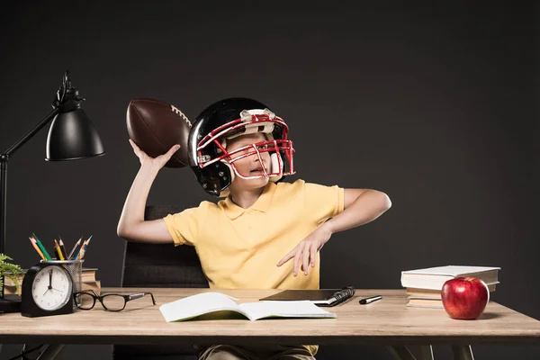 Школьник Американский Футбол Шлем Бросали Мяч Сидя Столом Книгами Растений — стоковое фото