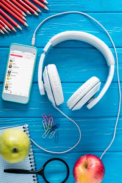 Top View Smartphone Apple Music Application Screen Headphones Apples Stationery — стоковое фото