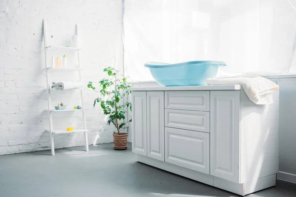 Blue Plastic Childrens Bathtub Stand White Modern Room — стоковое фото