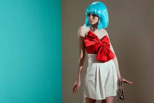 Привлекательная Модель Молодых Женщин Голубой Парик Красный Лук Глядя Студии — стоковое фото
