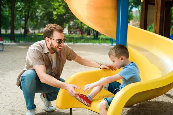 Счастливый Отец Сын Веселятся Детской Площадке Парке — стоковое фото