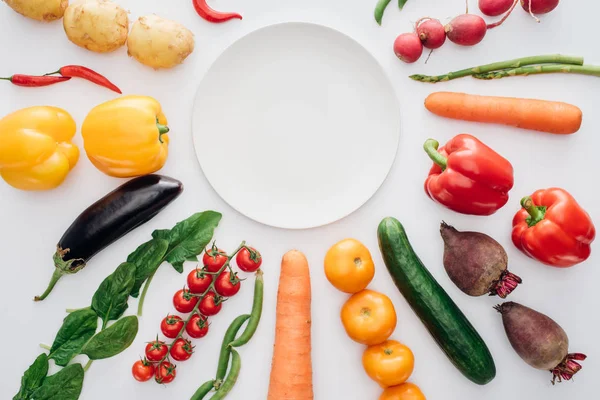 Top View Empty Plate Fresh Organic Vegetables Isolated White — стоковое фото