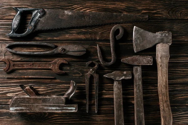 Flat Lay Assortment Vintage Rusty Carpentry Tools Wooden Surface — стоковое фото