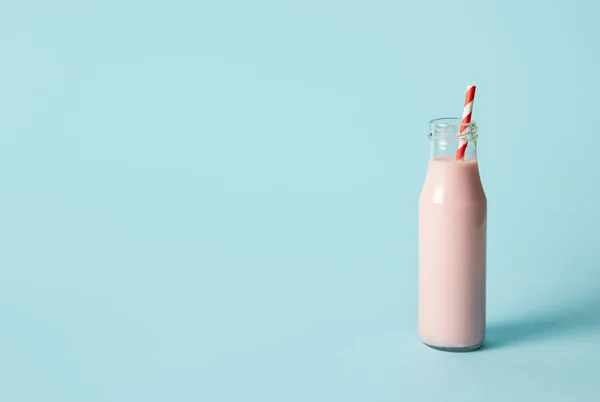 Клубничный Молочный Коктейль Бутылку Питьевой Соломы Синем Фоне — стоковое фото