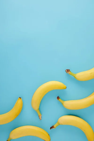 Вид Сверху Аранжированное Свежих Бананов Изолированные Синий — стоковое фото