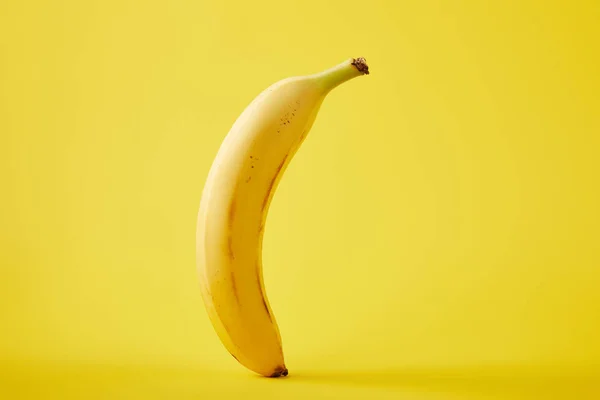 Крупным Планом Вид Свежих Бананов Изолированные Желтый — стоковое фото