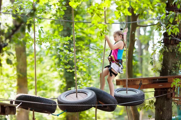 Ребенок Лесной Парк Приключений Дети Взбираться Высокие Веревки След Ловкость — стоковое фото