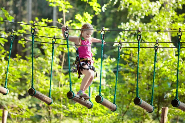 Ребенок Лесной Парк Приключений Дети Взбираться Высокие Веревки След Ловкость — стоковое фото