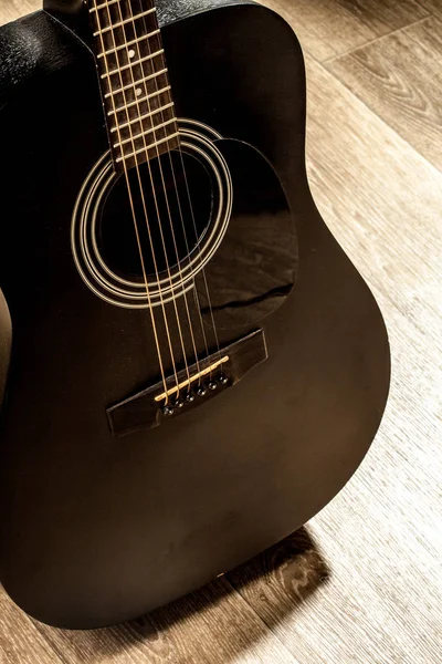 Акустическая Гитара Черно Белом Зале Музыки — стоковое фото