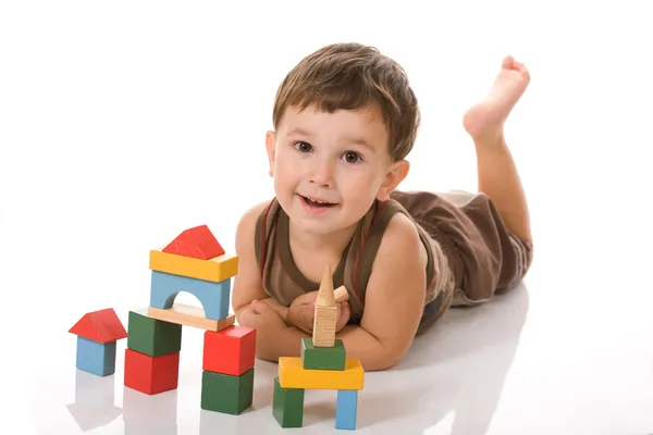 Мальчик и блоки — стоковое фото