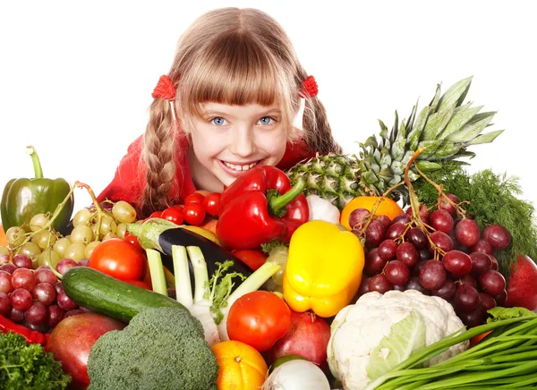Ребенок девочка с овощей и фруктов — стоковое фото